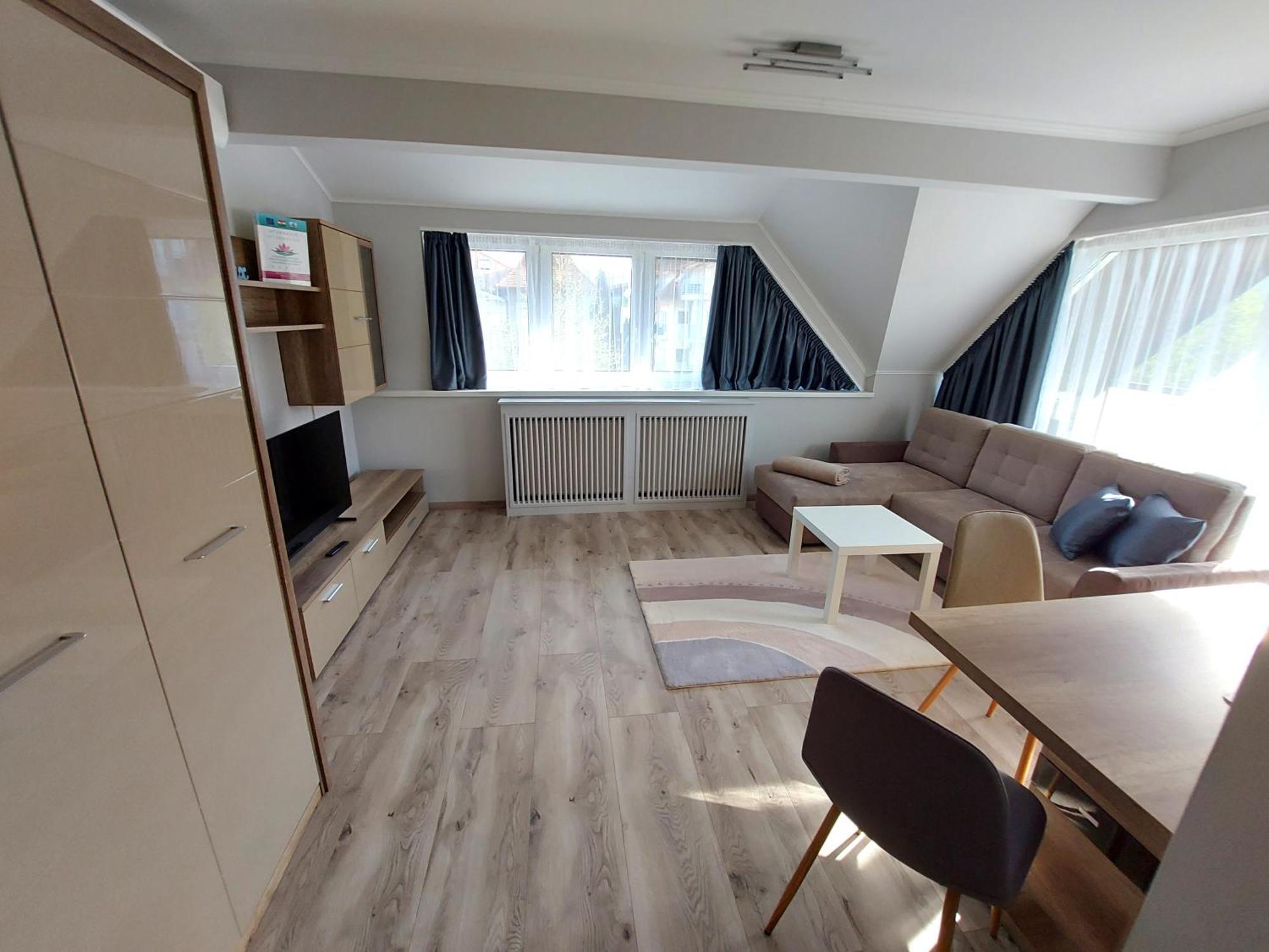 Cafe Relax Apartments Heviz Exterior photo